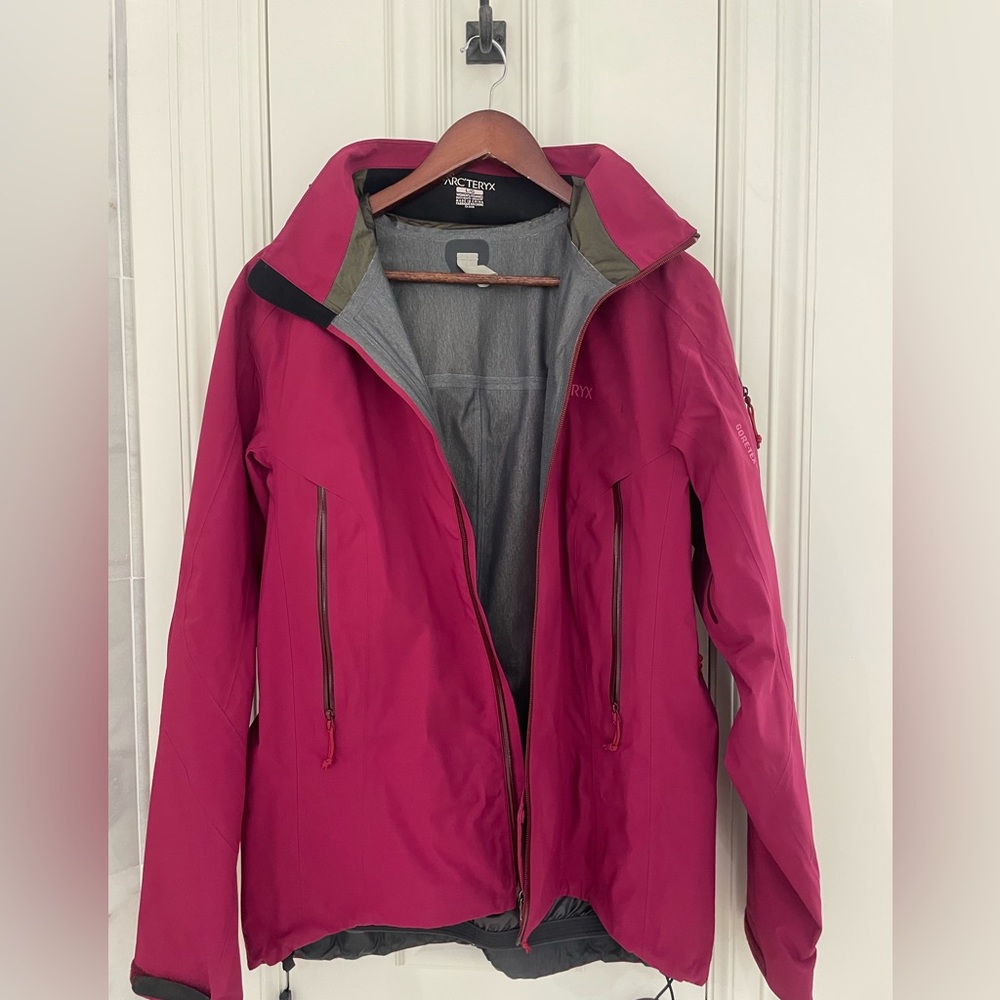 Arc’teryx GORE-TEX Hooded Shell Jacket – Magenta